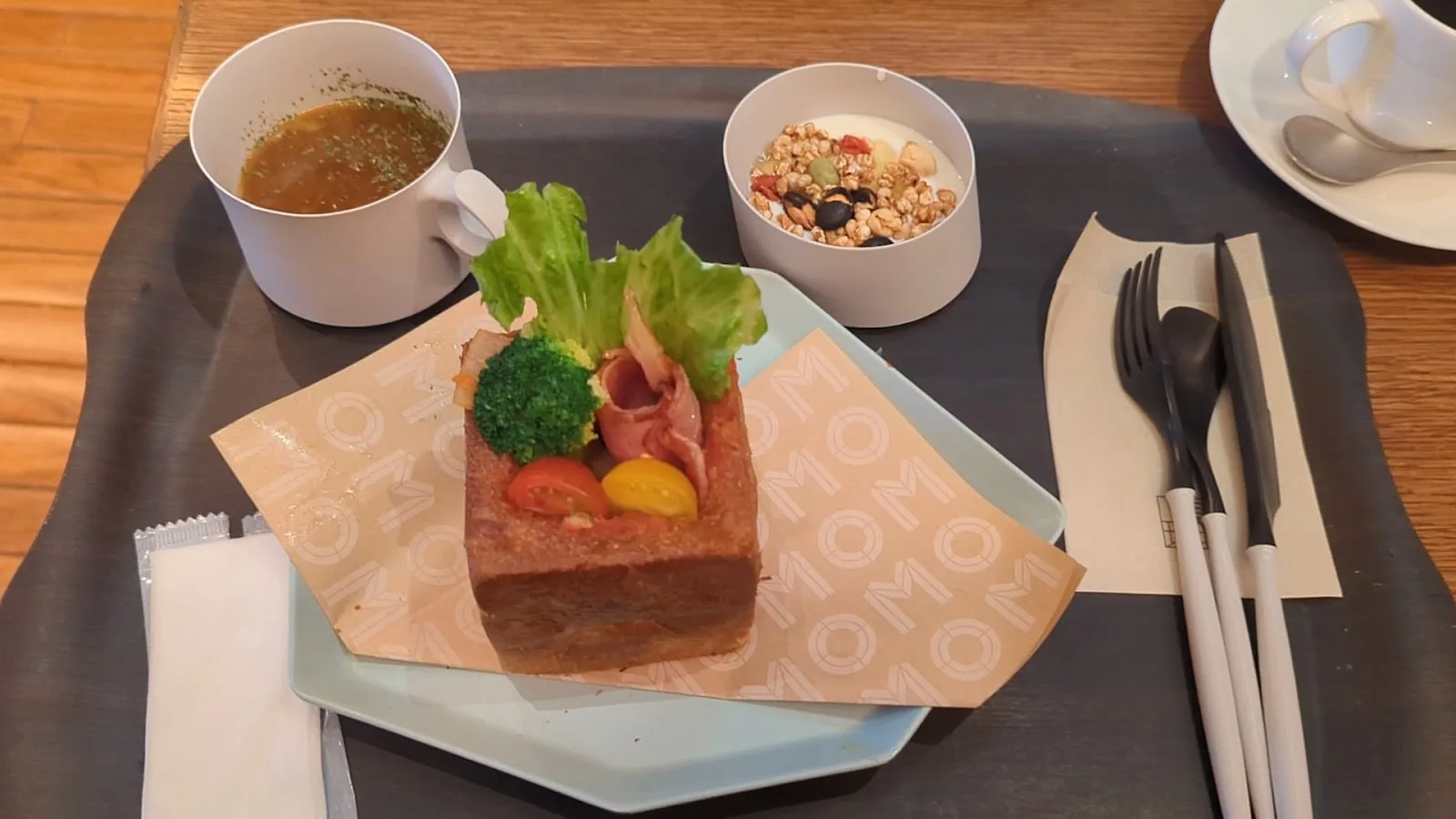 上島珈琲店 赤坂一ツ木通り店 · 7